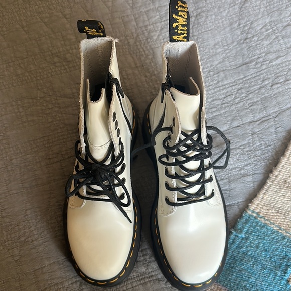 Women’s AirNation platform White Doc’s with zip closure on the side - Picture 4 of 4